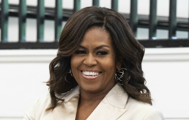 Yo Dona: Michelle Obama tiene la melena rizada que vas a querer llevar este verano y así deberás cuidar el pelo para conseguirla